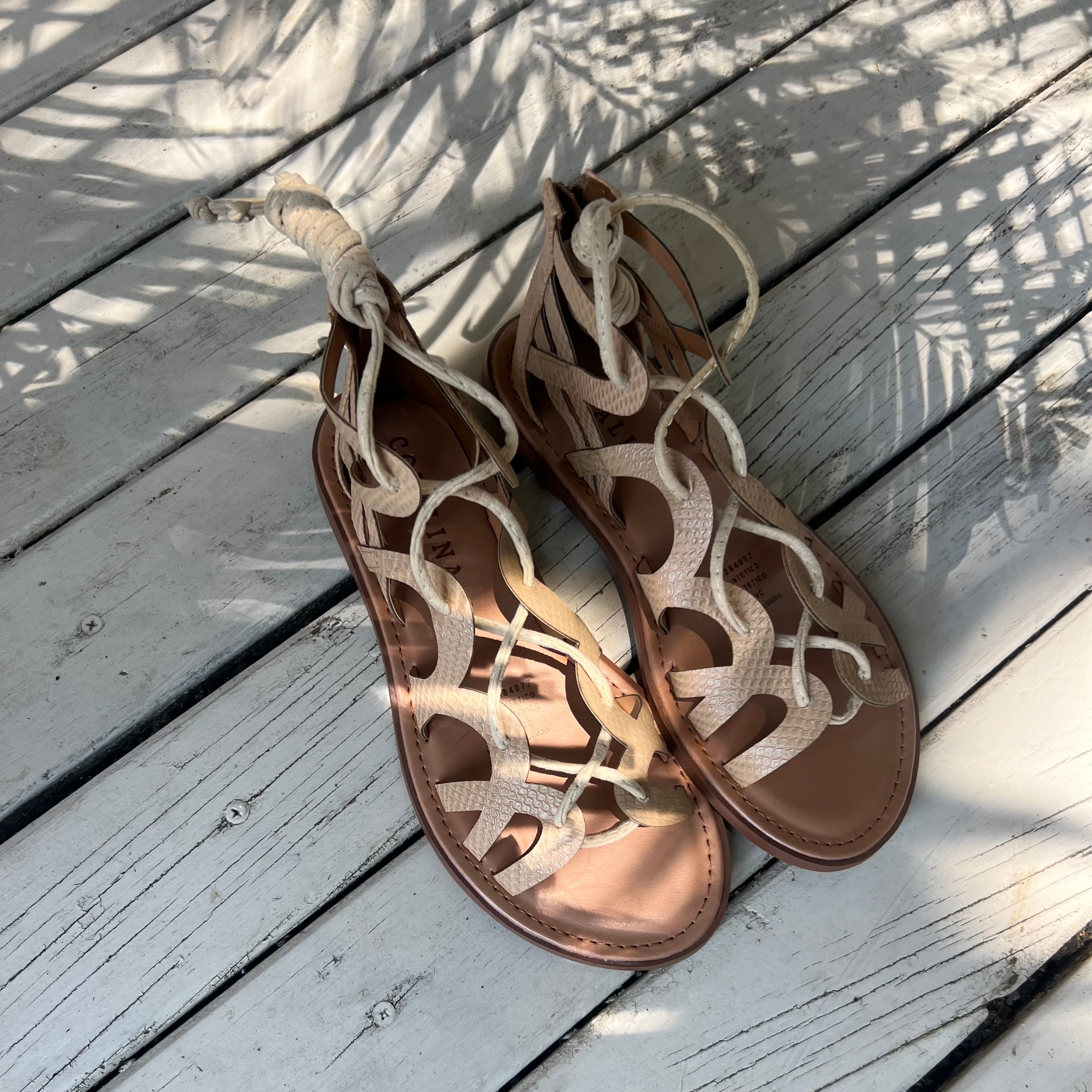 Río Waves Flat Sandals - Coralina