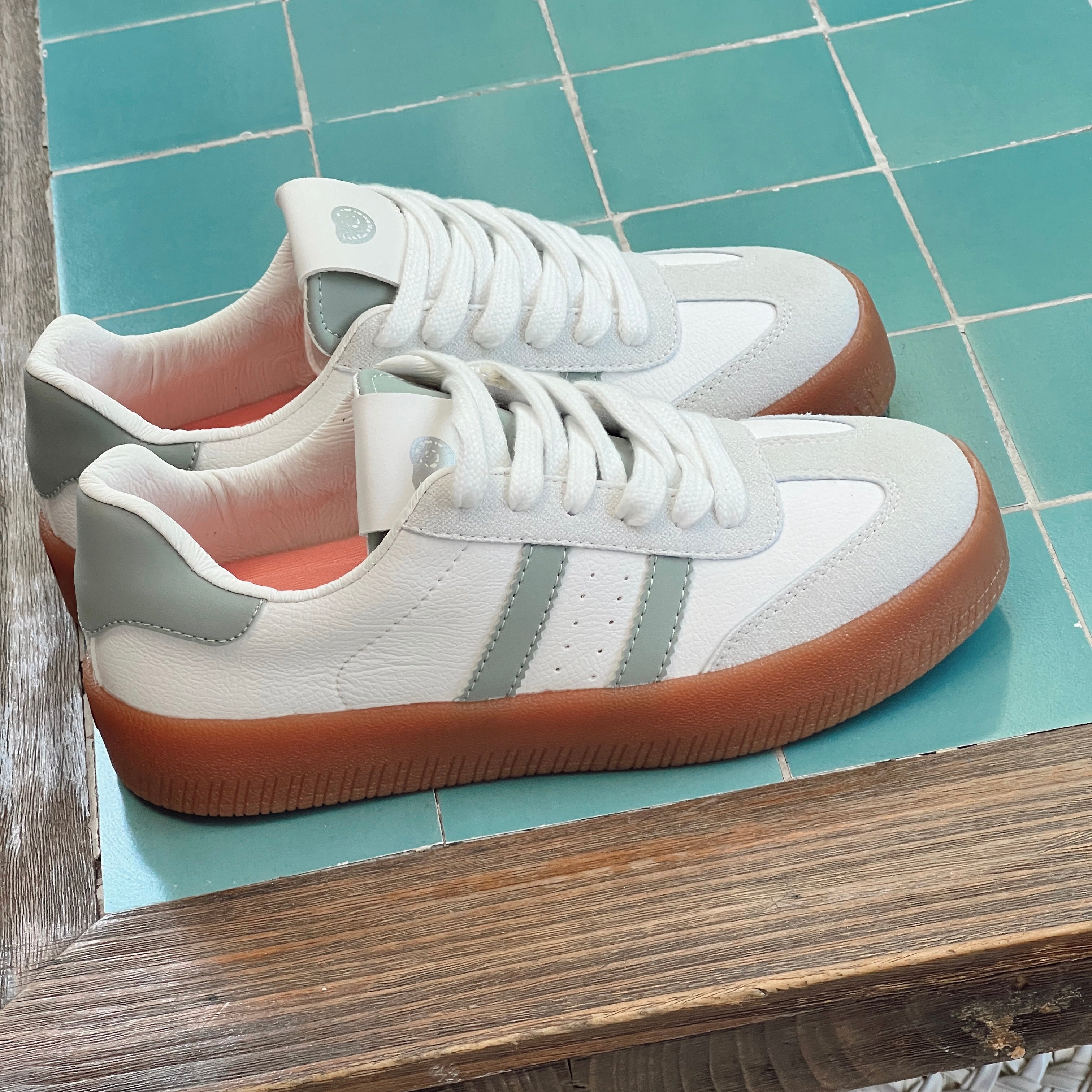 Road Trip Sneakers - Coralina