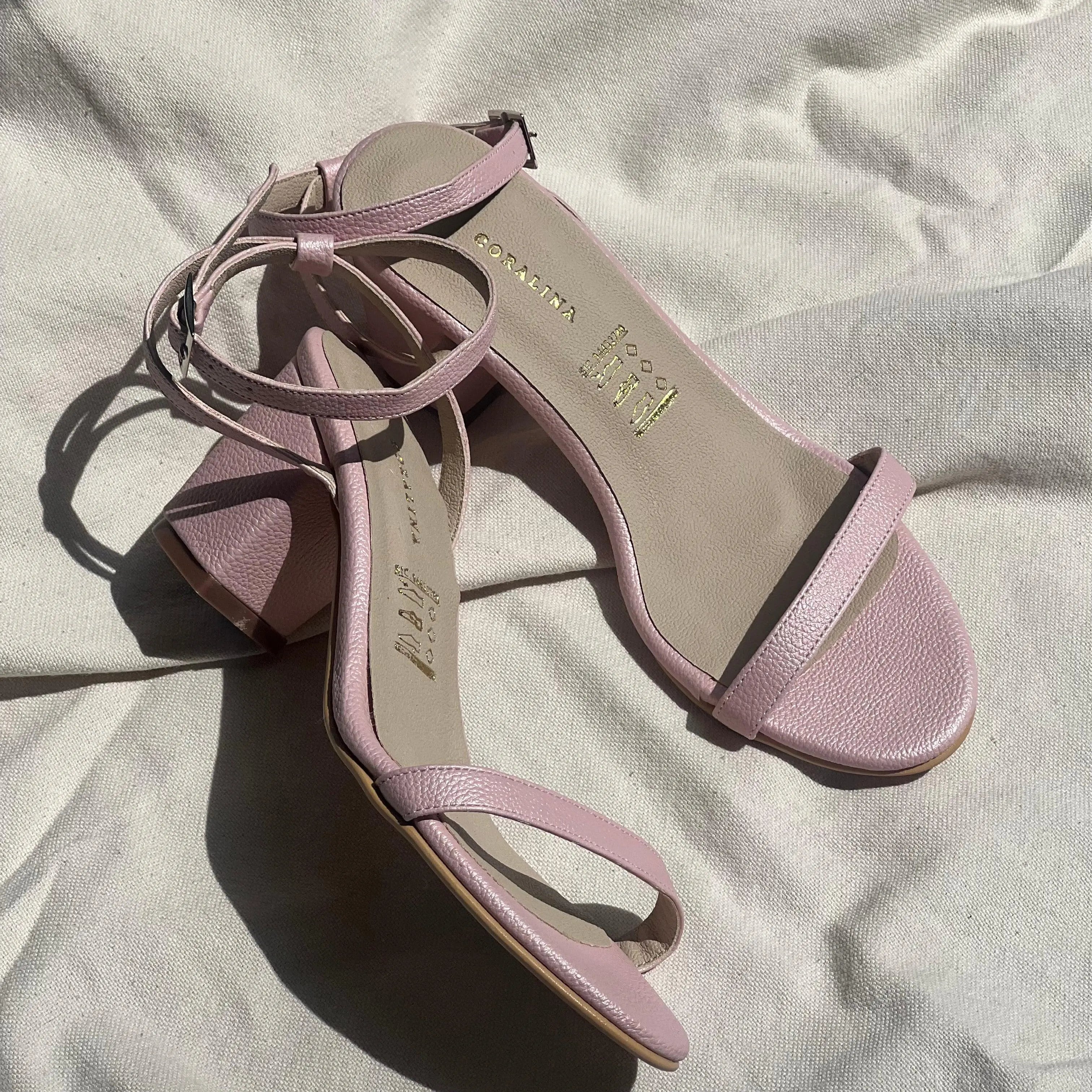 Bright mornings  Heeled Sandals tacón cinco y medio - Coralina 